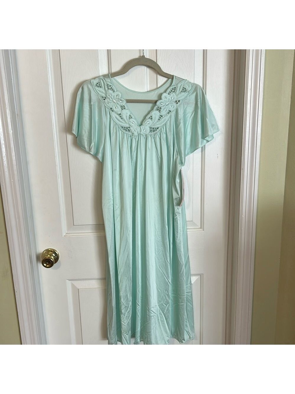 Shadowline nightgown. Size medium. NWT.